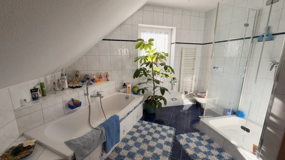 DG Badezimmer mit Wanne & Dusche