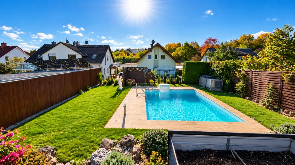 Blick vom Garten auf das Haus