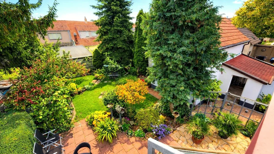 Blick von DG Terrasse in den Garten