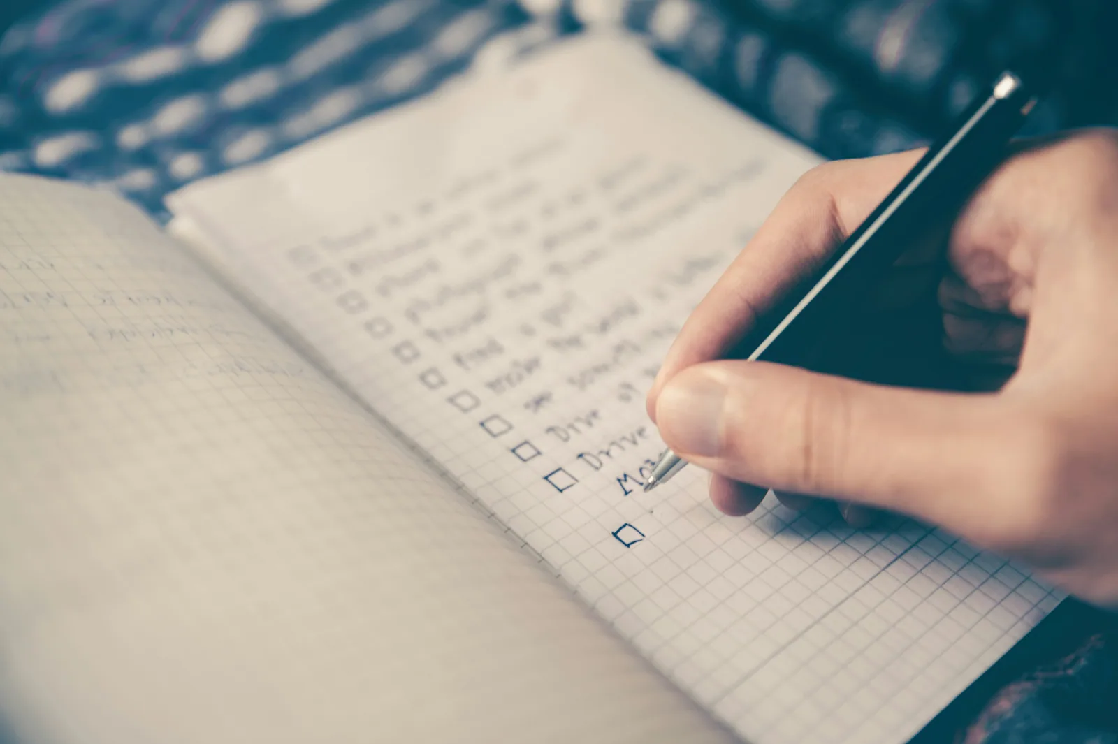 Checkliste für den Hauskauf, die Ihnen bei jedem Schritt des Prozesses hilft. Von der Finanzierung über die Suche und Inspektion bis hin zum Abschluss und Umzugsvorbereitungen.