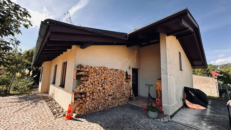 Haus seitliche Straßenansicht